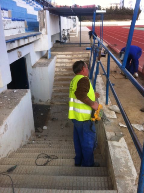 La Concejalía de Servicios realiza diversos trabajos de mejora en el Polideportivo Municipal La Hoya - 1, Foto 1
