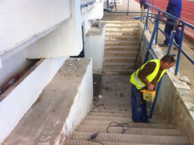 La Concejalía de Servicios realiza diversos trabajos de mejora en el Polideportivo Municipal La Hoya - 3, Foto 3