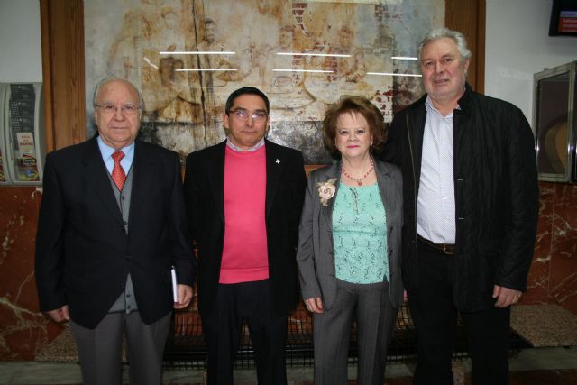 Cientos de personas arropan a Satur Alfocea en la presentación de su libro ‘Poemas y vivencias’ - 1, Foto 1