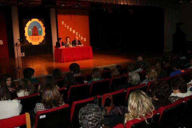 Cientos de personas arropan a Satur Alfocea en la presentación de su libro ‘Poemas y vivencias’ - 2, Foto 2