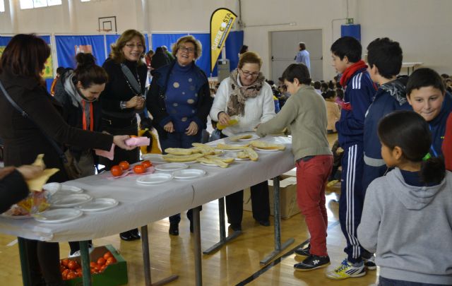 Pan, aceite y mandarinas para los alumnos del colegio Nuestra Señora del Carmen - 1, Foto 1