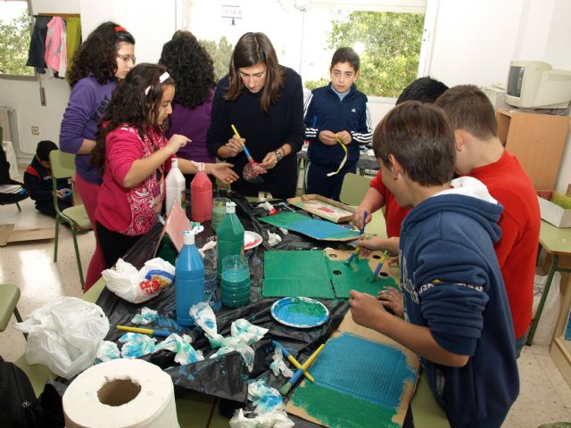 Los escolares de Ceutí reproducen las esculturas del Museo al aire libre con material reciclable - 1, Foto 1