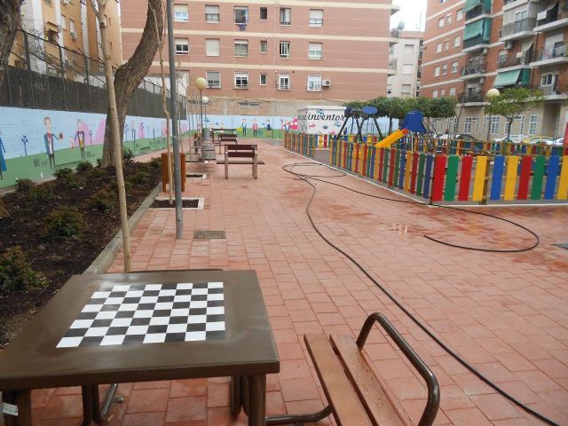 Los vecinos de San Antón ya pueden disfrutar de un jardín más moderno y colorista en las calles Nueva y Umbrete - 2, Foto 2