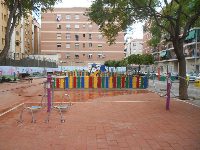 Los vecinos de San Antón ya pueden disfrutar de un jardín más moderno y colorista en las calles Nueva y Umbrete - 3, Foto 3