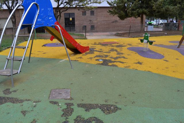 El Grupo Socialista denuncia el mal estado de los juegos infantiles en el jardín de la Avenida de La Fama - 1, Foto 1