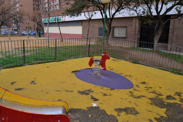 El Grupo Socialista denuncia el mal estado de los juegos infantiles en el jardín de la Avenida de La Fama - 2, Foto 2