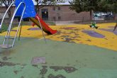 El Grupo Socialista denuncia el mal estado de los juegos infantiles en el jardín de la Avenida de La Fama