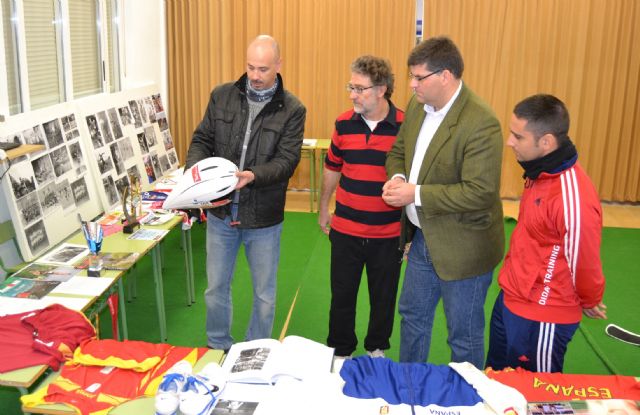 El colegio Mediterráneo acoge una exposición sobre deportistas aguileños - 2, Foto 2