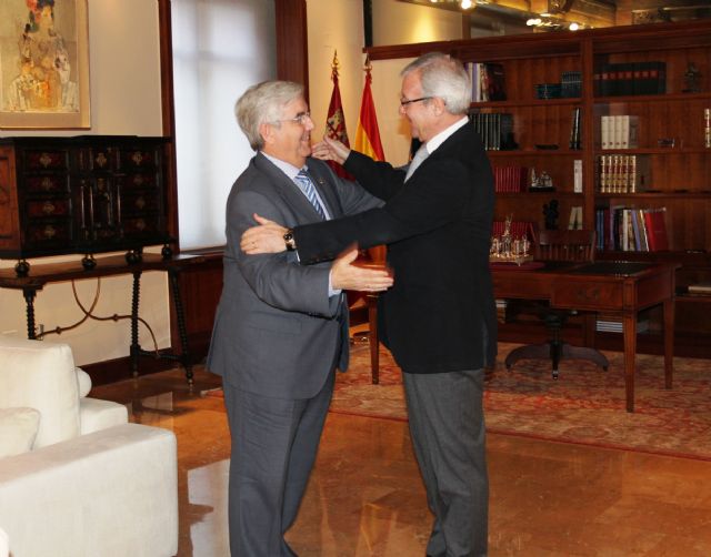 El alcalde se reúne con Valcárcel para poner en común las necesidades que tiene Jumilla - 1, Foto 1