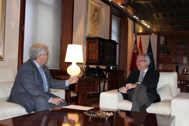 El alcalde se reúne con Valcárcel para poner en común las necesidades que tiene Jumilla - 2, Foto 2