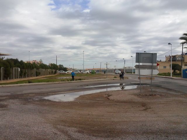 El PSOE denuncia las graves deficiencias en calles y aceras que presenta la zona escolar de La Manga - 1, Foto 1