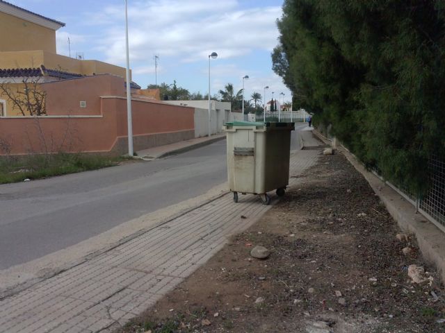 El PSOE denuncia las graves deficiencias en calles y aceras que presenta la zona escolar de La Manga - 2, Foto 2