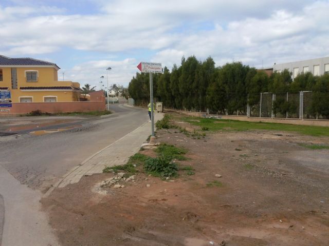 El PSOE denuncia las graves deficiencias en calles y aceras que presenta la zona escolar de La Manga - 3, Foto 3