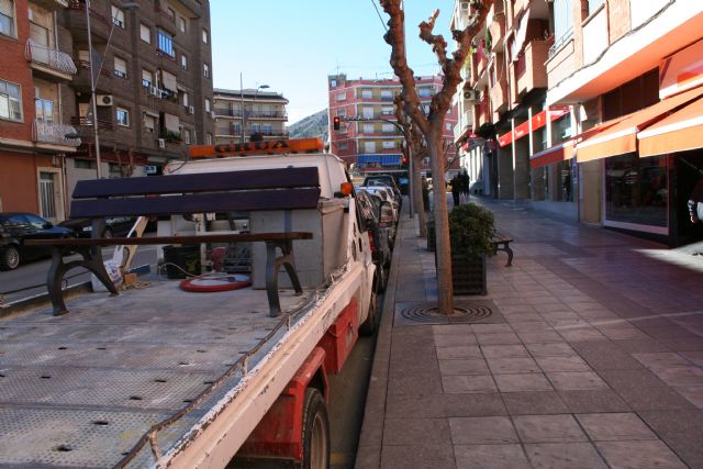 Obras y Servicios realiza labores de mantenimiento en el mobiliario urbano de varios barrios - 1, Foto 1