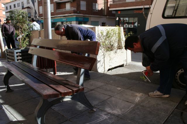 Obras y Servicios realiza labores de mantenimiento en el mobiliario urbano de varios barrios - 2, Foto 2