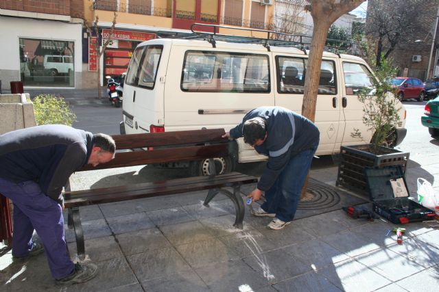 Obras y Servicios realiza labores de mantenimiento en el mobiliario urbano de varios barrios - 3, Foto 3