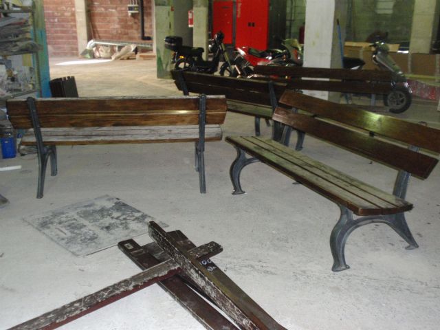 Obras y Servicios realiza labores de mantenimiento en el mobiliario urbano de varios barrios - 4, Foto 4