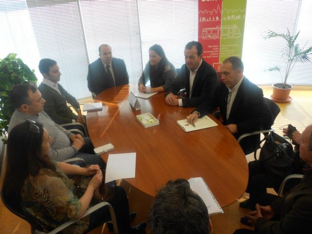 Iniesta mantiene una reunión con colectivos de El Carmen para ofrecerles información de primera mano de la llegada del tranvía al barrio - 1, Foto 1