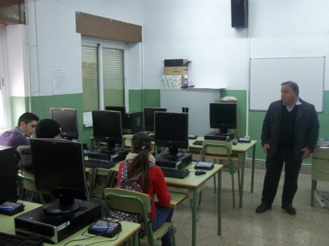 El presidente de ASEMOL despierta la vocación emprendedora en los estudiantes del IES Vega del Tháder de Molina de Segura - 1, Foto 1