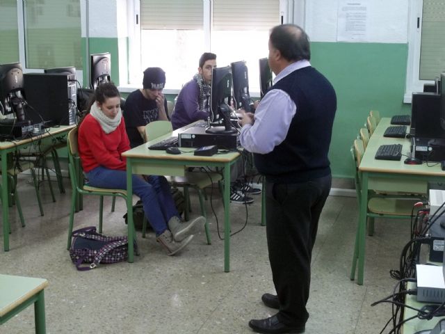 El presidente de ASEMOL despierta la vocación emprendedora en los estudiantes del IES Vega del Tháder de Molina de Segura - 3, Foto 3
