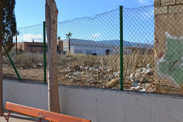 Los socialistas exigen la limpieza de los solares colindantes a los centros educativos de Sangonera la Verde - 2, Foto 2