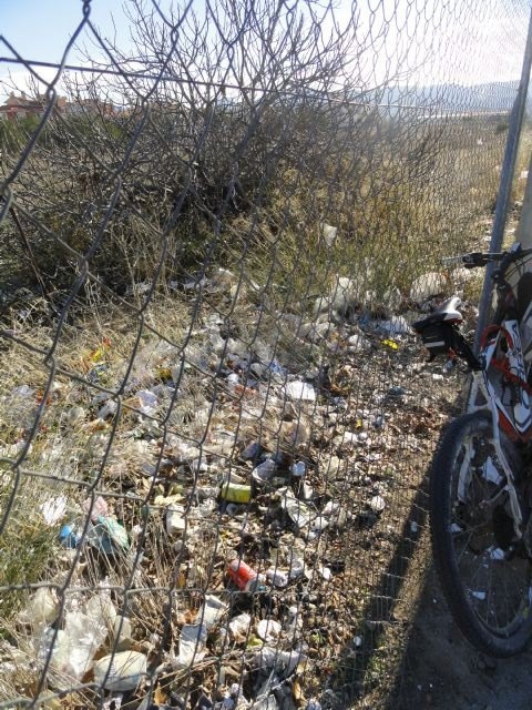 Los socialistas exigen la limpieza de los solares colindantes a los centros educativos de Sangonera la Verde - 3, Foto 3
