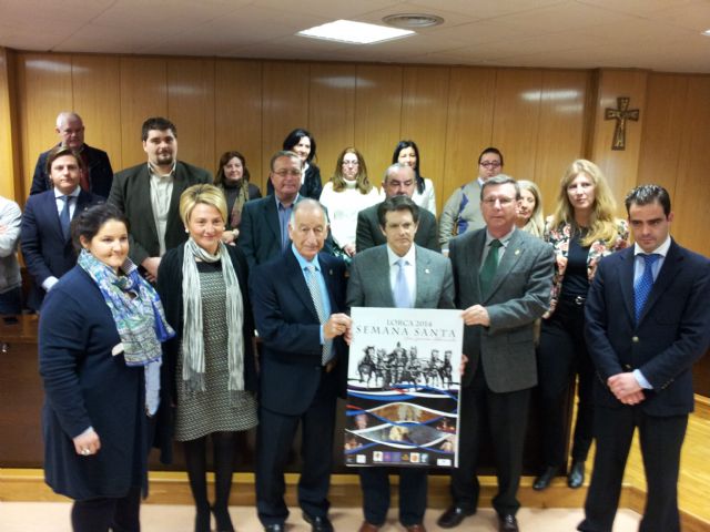Jódar presenta la Semana Santa de Lorca en Roquetas de Mar que albergará hasta el 19 de febrero la exposición de carteles de los desfiles lorquinos - 1, Foto 1