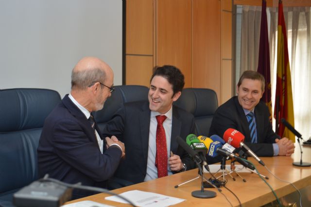 El rector de la UPCT, José Antonio Franco, y el decano del COITIRM, José Antonio Galdón, estrechan sus manos en presencia de Antonio Guillamón, director de la Escuela de Industriales de la Politécnica, Foto 1