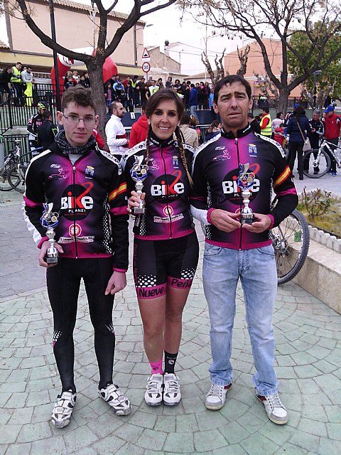 Fulgencio, Lidia y Oscar con sus trofeos, Foto 2