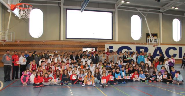 Puerto Lumbreras presenta su  Calendario Deportivo 2014 con una exhibición de los jugadores del equipo de baloncesto UCAM Murcia - 1, Foto 1