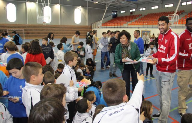 Puerto Lumbreras presenta su  Calendario Deportivo 2014 con una exhibición de los jugadores del equipo de baloncesto UCAM Murcia - 2, Foto 2