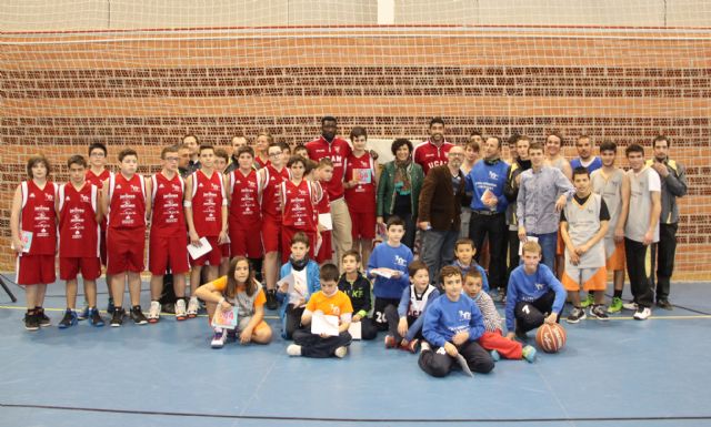 Puerto Lumbreras presenta su  Calendario Deportivo 2014 con una exhibición de los jugadores del equipo de baloncesto UCAM Murcia - 3, Foto 3