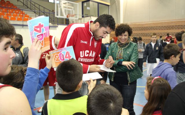 Puerto Lumbreras presenta su  Calendario Deportivo 2014 con una exhibición de los jugadores del equipo de baloncesto UCAM Murcia - 4, Foto 4