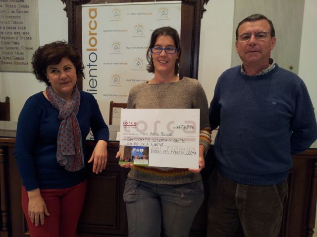 El Ayuntamiento entrega a Lorca Animal la recaudación del Día de San Antón que se desarrolló en el castillo - 1, Foto 1