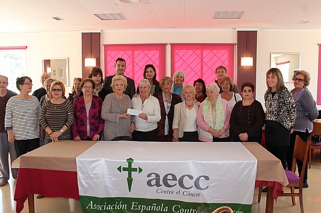 La Asociación Española de la lucha contra el cáncer de los Alcázares recibe 600 euros del grupo Patchwork - 1, Foto 1