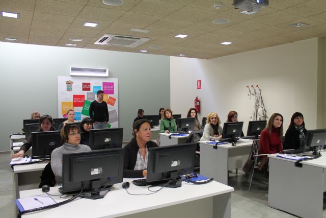 Las mujeres comienzan un nuevo curso de informática - 1, Foto 1