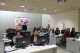 Las mujeres comienzan un nuevo curso de informática