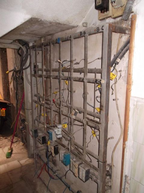 Los vecinos del edificio de la calle Huerto Gambín ya tienen electricidad - 1, Foto 1