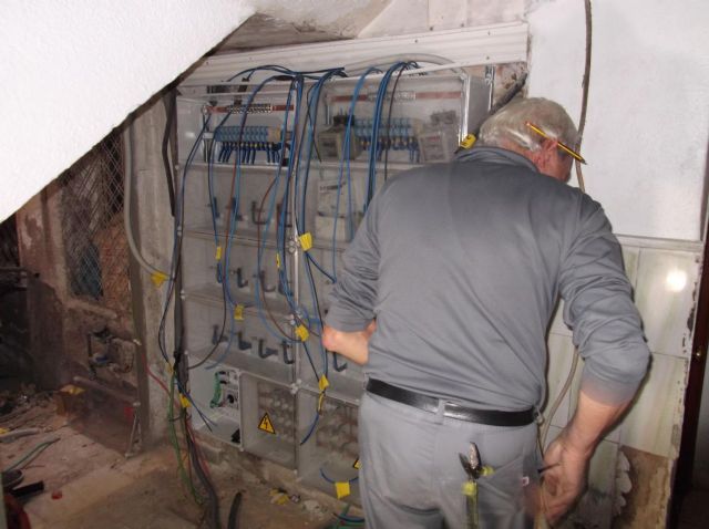 Los vecinos del edificio de la calle Huerto Gambín ya tienen electricidad - 3, Foto 3