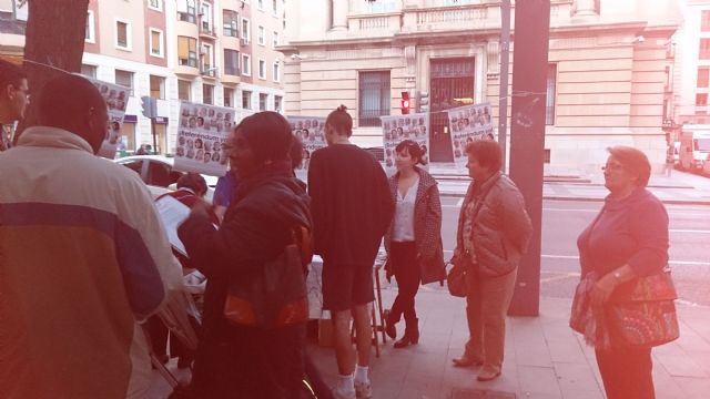 La mesa Pro-Referéndum para blindar las pensiones recogió más de 1.200 firmas de apoyo de ciudadanos ayer en la plaza de Santa Isabel - 1, Foto 1