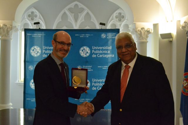 La Universidad de El Cairo entrega una medalla al rector de la UPCT - 1, Foto 1
