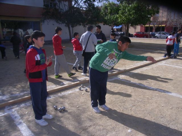 La fase local de petanca de Deporte Escolar congregó a 81 escolares de los diferentes centros de enseñanza de la localidad, Foto 2