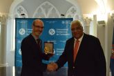 La Universidad de El Cairo entrega una medalla al rector de la UPCT