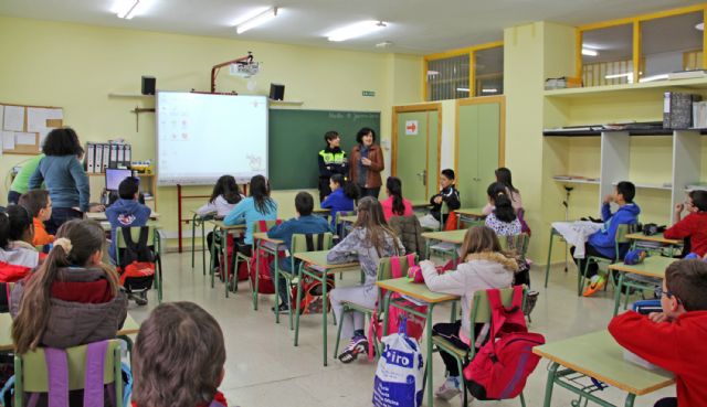 Más de 300 alumnos participan en la XI 'Campaña de sensibilización contra el Absentismo Escolar' en Puerto Lumbreras - 1, Foto 1