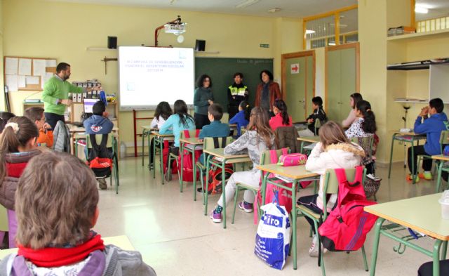 Más de 300 alumnos participan en la XI 'Campaña de sensibilización contra el Absentismo Escolar' en Puerto Lumbreras - 2, Foto 2