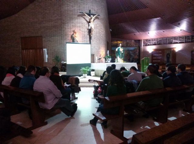 Medio centenar de jóvenes acudieron anoche al inicio del PJEmaús - 1, Foto 1