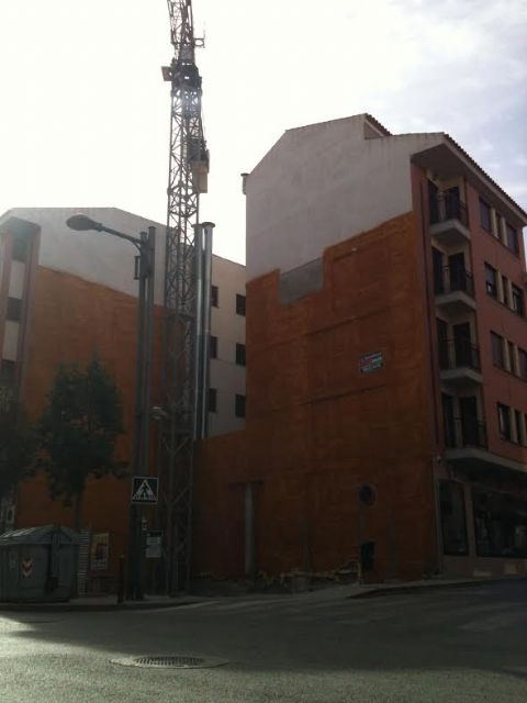 Inician en el barrio de San José de Lorca la reconstrucción de otro edificio demolido por los daños de los seísmos - 1, Foto 1
