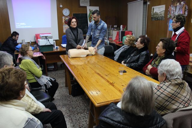 Protección Civil imparte una charla informativa a la Asociación de Amas de Casa Las Tres Avemarías sobre primeros auxilios, Foto 2