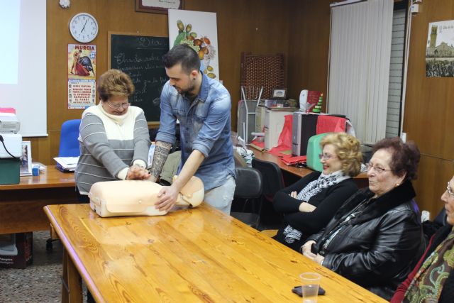 Civil Protection imparts a talk to the Association of Housewives "Three Hail Marys" first aid, Foto 3
