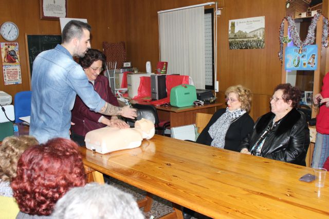 Civil Protection imparts a talk to the Association of Housewives "Three Hail Marys" first aid, Foto 6